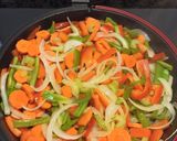 Foto del paso 2 de la receta: Salteado de cebolla, pimientos y zanahoria con salsa de soja