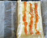 Foto del paso 4 de la receta: Salmón en hojaldre coronado con mostaza