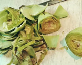 Foto del paso 4 de la receta: Guiso de alcachofas al jerez, con langostinos y tacos de jamón