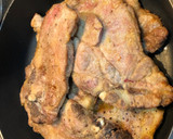 Foto del paso 3 de la receta: Chuletas de aguja en salsa con guarnición de champiñón al horno y arroz hervido con trufa rallada