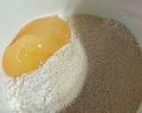 Foto del paso 1 de la receta: Medialunas integrales sin azúcar rellenas de dulce de membrillo🥐