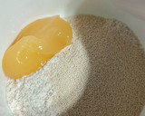 Foto del paso 1 de la receta: Medialunas integrales sin azúcar rellenas de dulce de membrillo🥐
