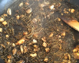 Foto del paso 6 de la receta: Fideuà negra de sepia y gambas