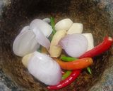 Gambar langkah 1 resipi 18:5:24 - Kerang goreng rencah tumbuk.