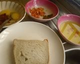 A picture of step 1 of Egg and bread.