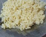Foto langkah ke 4 dari resep Omelet Mie Instan.