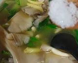Gambar langkah 4 resipi Sup Pak Choy Dan Cendawan.