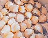 Hình bước làm 1 của món Cơm nghêu xào bơ