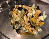 Une image de l'étape 5 de Salade de pâtes marinée aux tomates, concombre, courgette, oignon de roscoff et Lonzo.