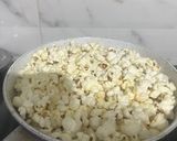 Foto langkah ke 2 dari resep Salted Caramel Popcorn.