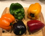 Foto del paso 1 de la receta: Ensalada de pimientos coloridos