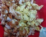 A picture of step 1 of Chicken egg fried rice with noodles.