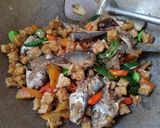 Foto langkah ke 3 dari resep Oseng Ikan Asin Klothok Pete.