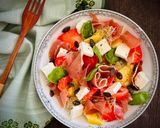 Hình bước làm 4 của món Salad Thơm, Dâu Tây, Phô Mai Feta & Jambon Iberico