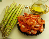 Foto del paso 1 de la receta: Espárragos trigueros con colas de gambas rojas