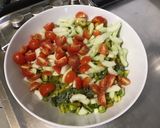 Une image de l'étape 8 de Salade de riz vert au jambon, concombre, poivrons, tomates et olives noires.
