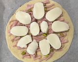 Foto del paso 4 de la receta: Pizza de jamón cocido con mozzarella y pistacho