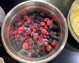 Foto langkah ke 4 dari resep Muffin Sehat Mixed Berries.