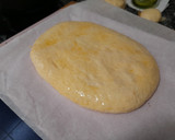 Foto del paso 4 de la receta: Coca de Sant Joan de crema, piñones y frutas confitadas