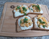 Foto del paso 2 de la receta: Tostadas de queso crema y huevo revueltos