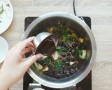 รูปขั้นตอนการทำที่ 2 ของ แกงเห็ดเผาะผักหวาน BY แม่บ้าน