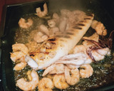 Foto del paso 5 de la receta: Calamar a la plancha con langostinos al ajillo