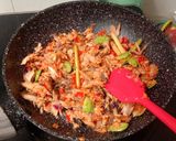Foto langkah ke 3 dari resep Ikan Cuwe Suwir Pedas.