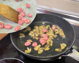 Foto del paso 2 de la receta: Tagliatelle con champiñones, longaniza y piñones