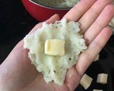 Foto del paso 2 de la receta: Bombas de papa con corazón de queso