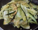Foto del paso 2 de la receta: Calabacines en salsa cremosa🥛de pimentón🌶️🧀🍎
