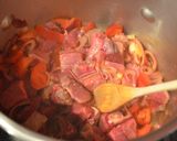 Une image de l'étape 3 de Goulash à la hongroise.