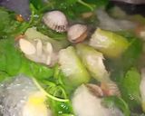 Foto langkah ke 2 dari resep Sayur bening kerang kukur.