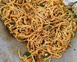 Foto langkah ke 5 dari resep Mie Goreng Bawang Putih.