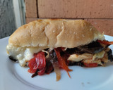 Foto del paso 6 de la receta: Sándwich🧅🥖🌶️de champiñones con pimiento, cebolla y salsa bbq🧀🍯🍄