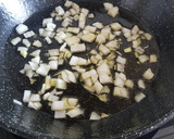 Foto del paso 1 de la receta: Arroz con ajos tiernos y solomillo de pavo