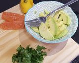 Foto del paso 1 de la receta Tostas con falso guacamole y salmón ahumado