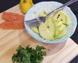 Foto del paso 1 de la receta: Tostas con falso guacamole y salmón ahumado