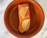 Foto del paso 2 de la receta: Salmón con espárragos en freidora de aire