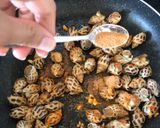 Hình bước làm 2 của món Ốc hương rang muối - cay cay mặn mặn - mồi nhậu