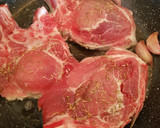 Foto del paso 2 de la receta: Chuletas de aguja al limón