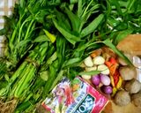 Foto langkah ke 1 dari resep Tumis Kangkung Baso Saus Tiram.