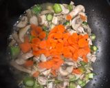 Foto del paso 1 de la receta: Nidos de huevo y sofrito de champiñones espárragos y zanahoria