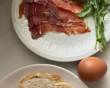 Foto del paso 1 de la receta: Tostada con huevo y jamón