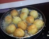 A picture of step 4 of Fried Potato Balls with Cheese Filling.