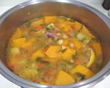 Foto del paso 3 de la receta: Potaje de invierno con garbanzos y calabaza