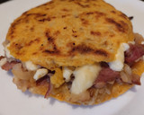 Foto del paso 14 de la receta: Arepa🫓con🧀🍯chori-queso🥯🥓🧅