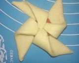 Foto langkah ke 3 dari resep Puff pastry strawberry pinwheel simpel.
