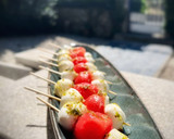 Foto del paso 1 de la receta: Pinchito de mozzarella y sandía con pesto casero de albahaca
