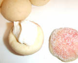 Foto del paso 6 de la receta: Bollitos de avellanas rellenos de crema de vainilla y cobertura de frambuesa