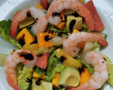 Foto del paso 3 de la receta: Ensalada de camarones con mango, aguacate y cítricos